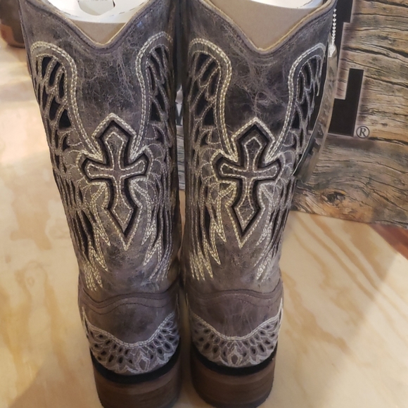 Black wing and cross square toe boots - Picture 6 of 7